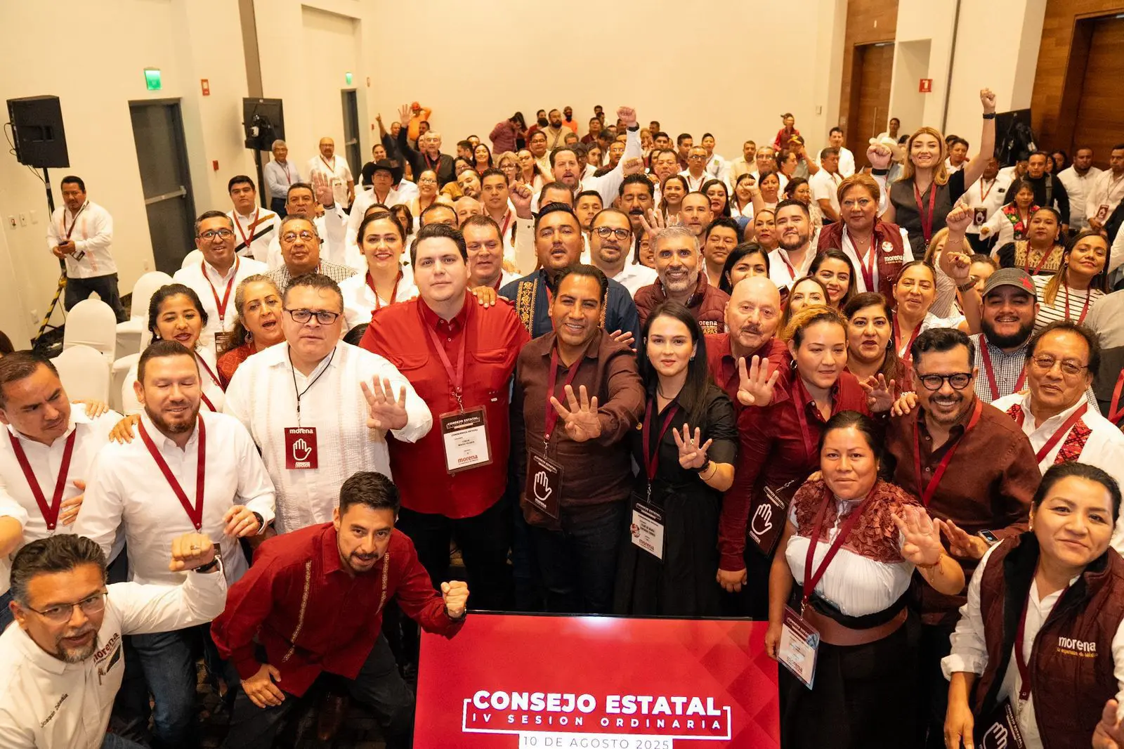 Eduardo Ramírez Aguilar y militantes de Morena en la IV Sesión Ordinaria del Consejo Estatal en Chiapas.