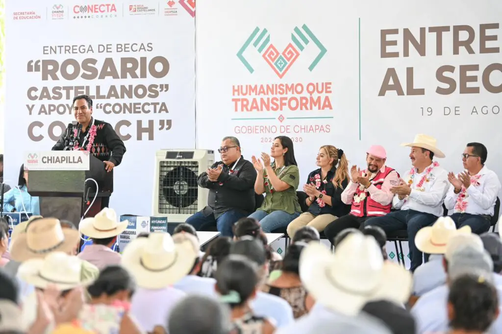 Eduardo Ramírez entrega apoyos y becas en Chiapilla