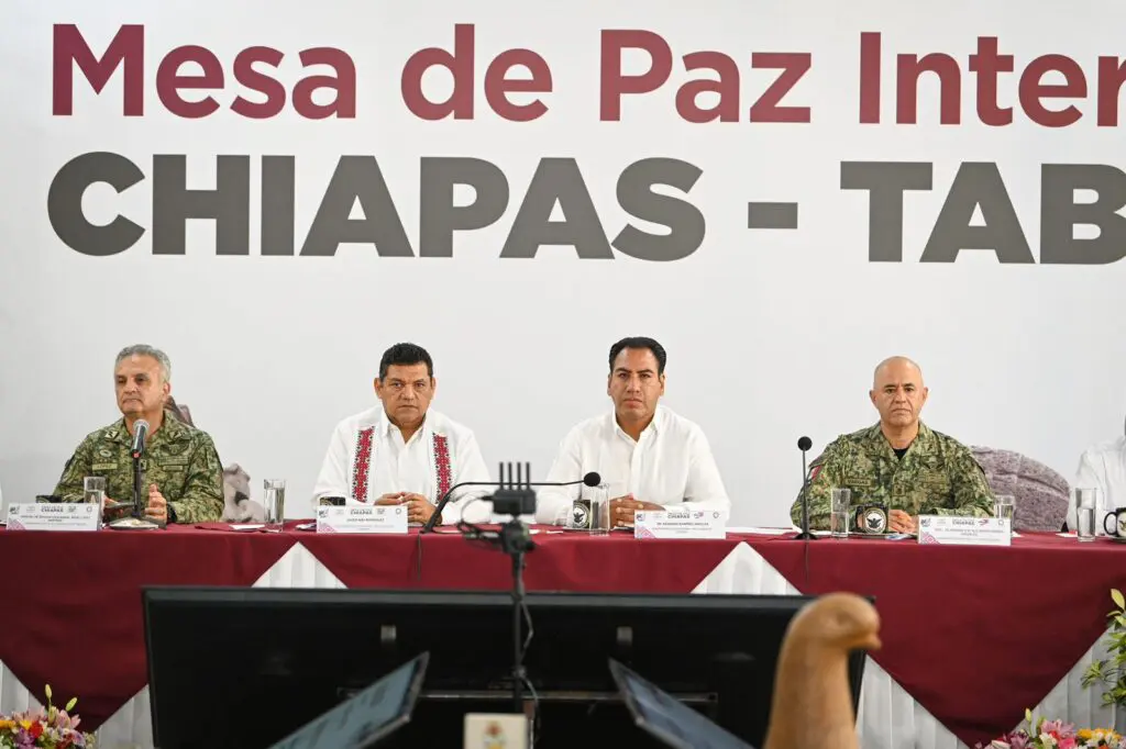 Eduardo Ramírez y Javier May durante firma de acuerdo contra la delincuencia organizada