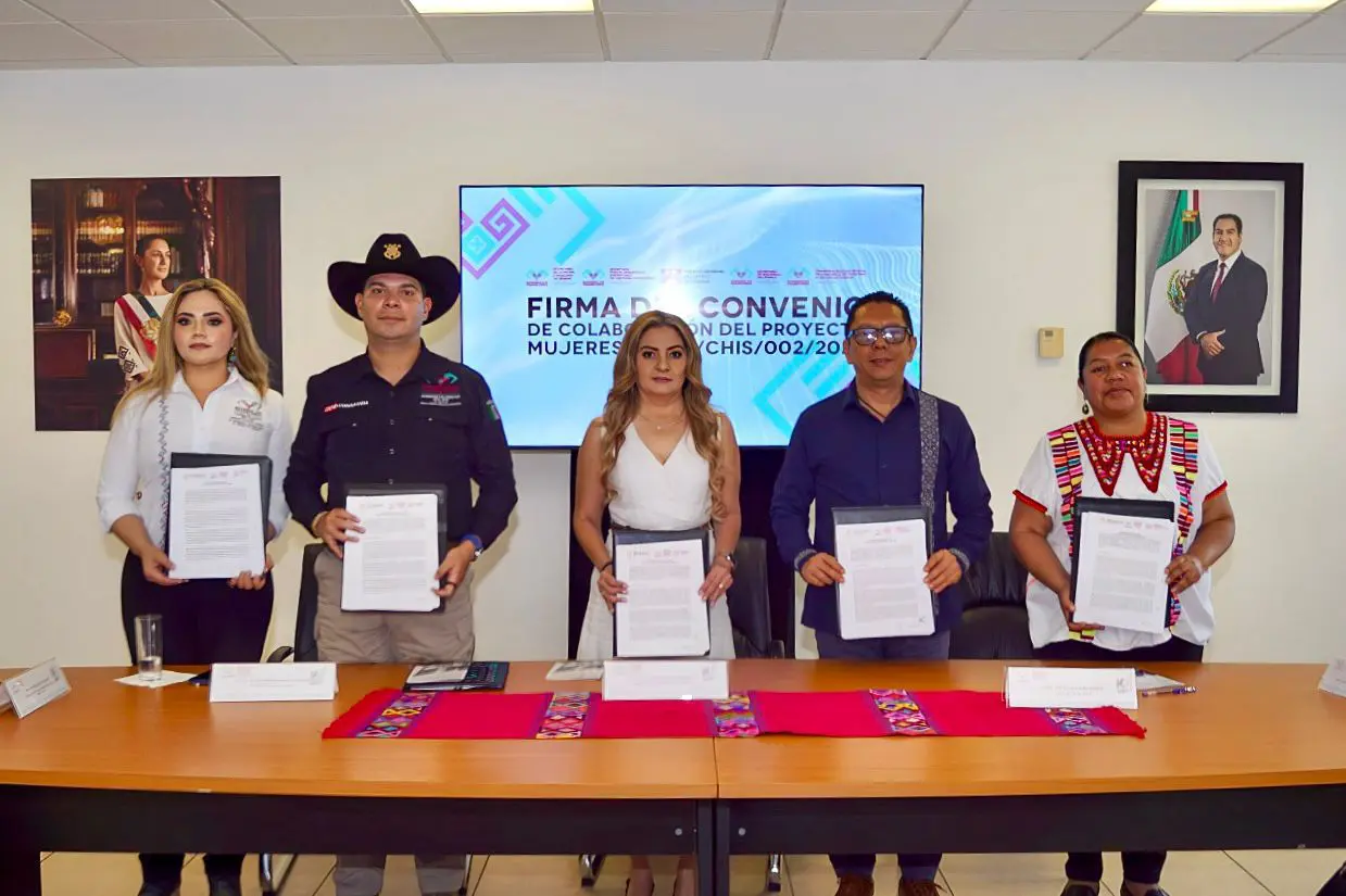 Reunión de autoridades de Chiapas firmando convenio por seguridad y justicia para mujeres.