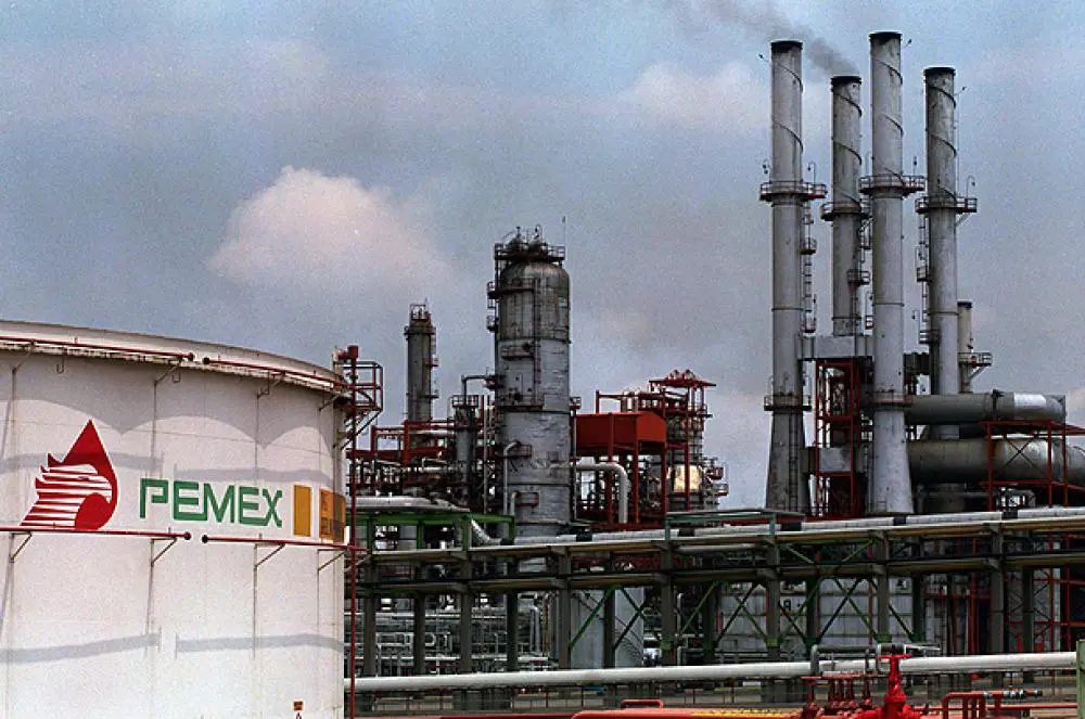 Refinería de Pemex con torres de procesamiento y ductos industriales