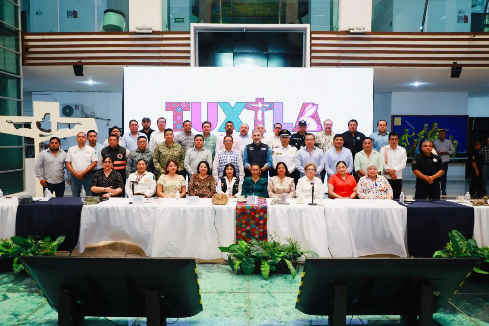 Autoridades municipales y estatales durante la reunión de la Mesa de Seguridad en Tuxtla Gutiérrez