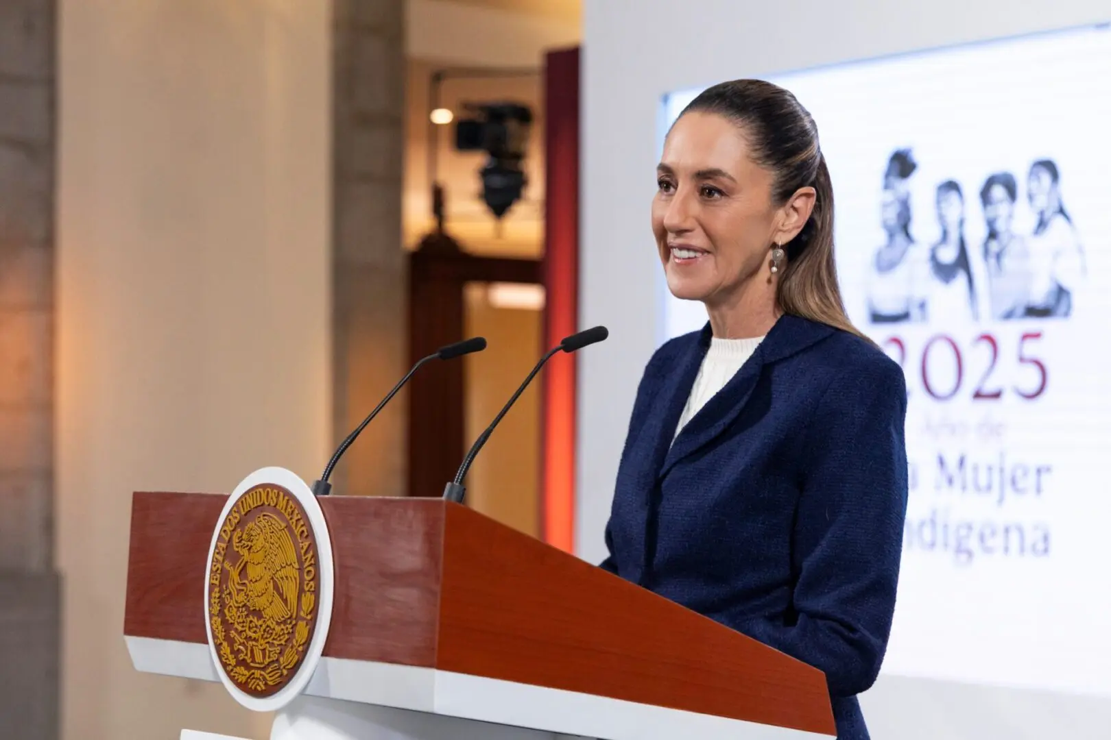 Claudia Sheinbaum en la conferencia mañanera, defendiendo la soberanía de México.