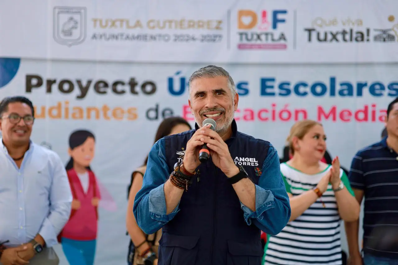 Entrega de útiles escolares a jóvenes de Tuxtla Gutiérrez