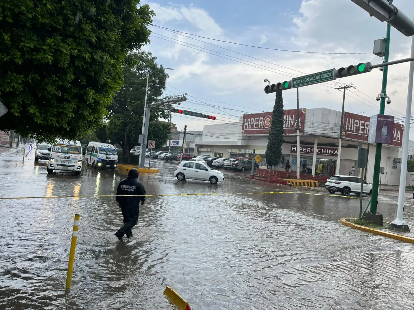 Agentes de tránsito auxilian a conductores durante lluvias en Tuxtla Gutiérrez
