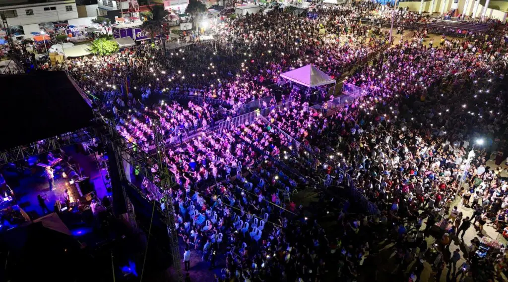 La Santa Cecilia y Reyli Barba en el Festival del Mar en Coatzacoalcos