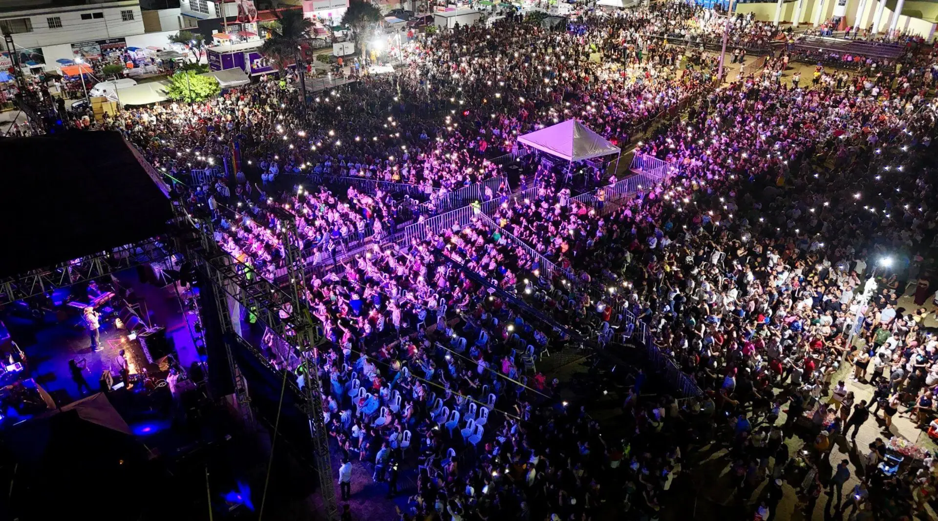 La Santa Cecilia y Reyli Barba en el Festival del Mar en Coatzacoalcos