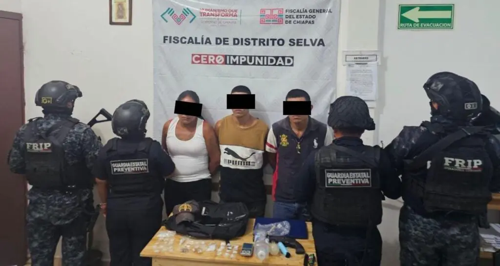 Detenidos en Palenque tras operativo con drogas, réplica de arma y motocicletas
