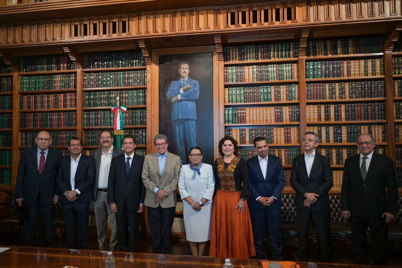 Rosa Icela Rodríguez con líderes legislativos en San Lázaro