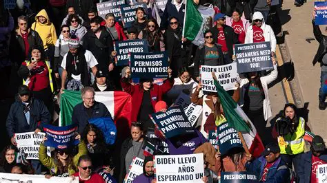 Protesta migrante con pancartas “Permisos para todos”
