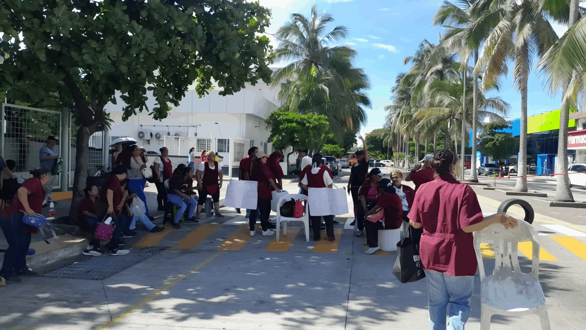 Trabajadores de limpieza en paro frente a hospital en Veracruz