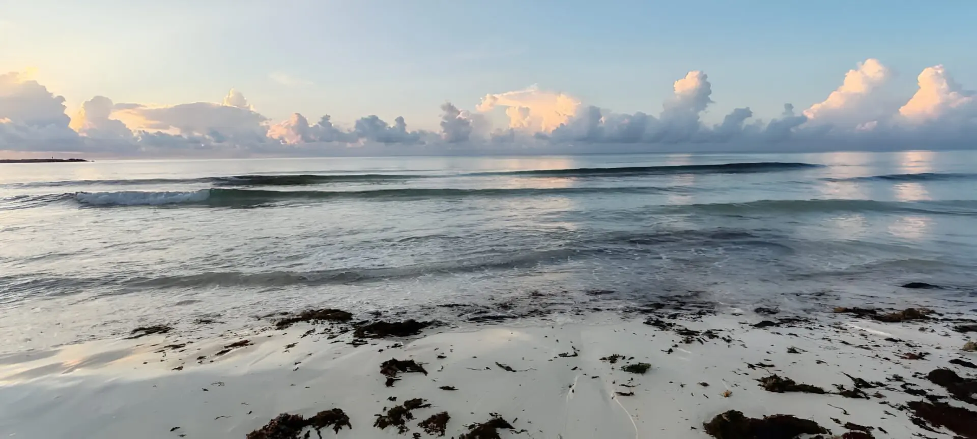 Vista del mar Caribe al amanecer desde una playa en Quintana Roo