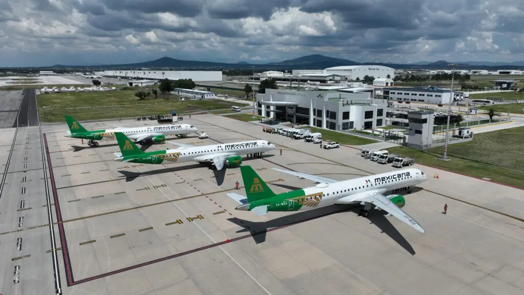 Avión Embraer E195-E2 de Mexicana en el AIFA