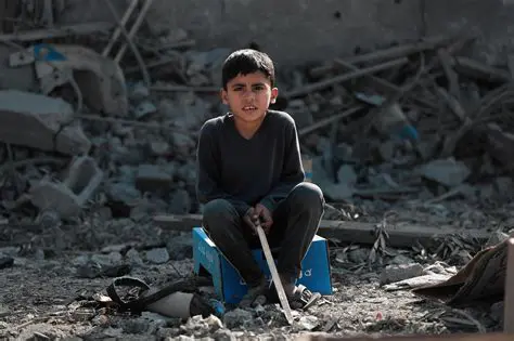 Niños palestinos en Gaza esperando ayuda alimentaria