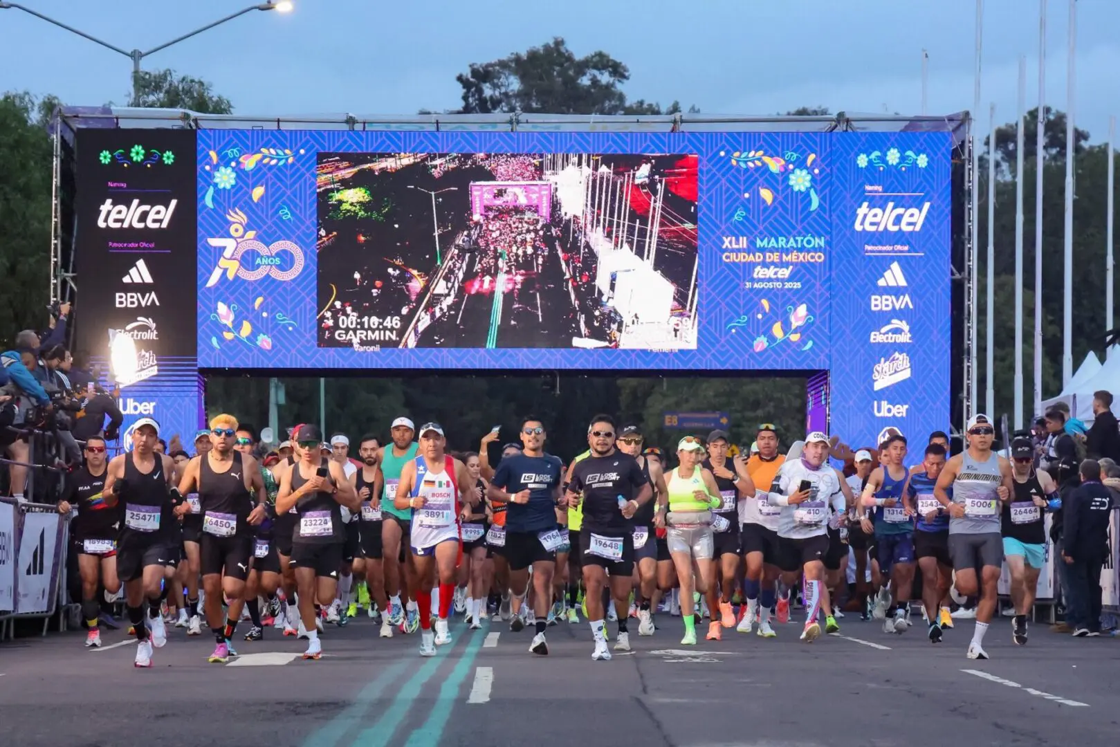 Corredores del Maratón 2025 en la salida oficial sobre Paseo de la Reforma