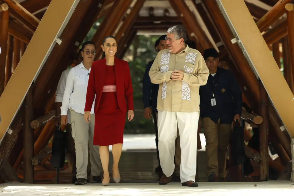 Presidentes de México y Guatemala en reunión bilateral en Petén