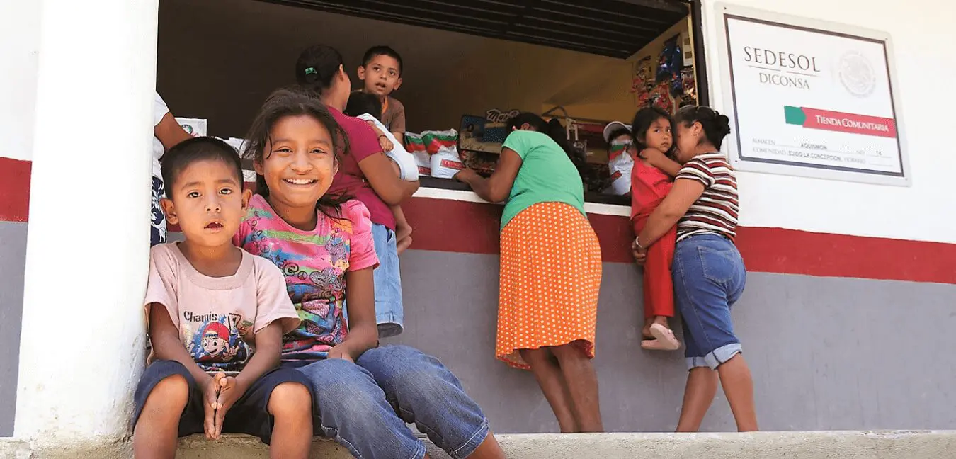 Niñez indígena frente a tienda comunitaria Diconsa