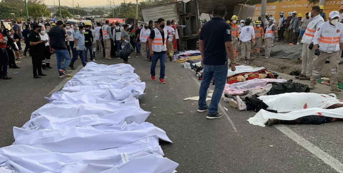 Cuerpos de migrantes cubiertos tras el accidente del tráiler en Chiapa de Corzo, Chiapas, 2021