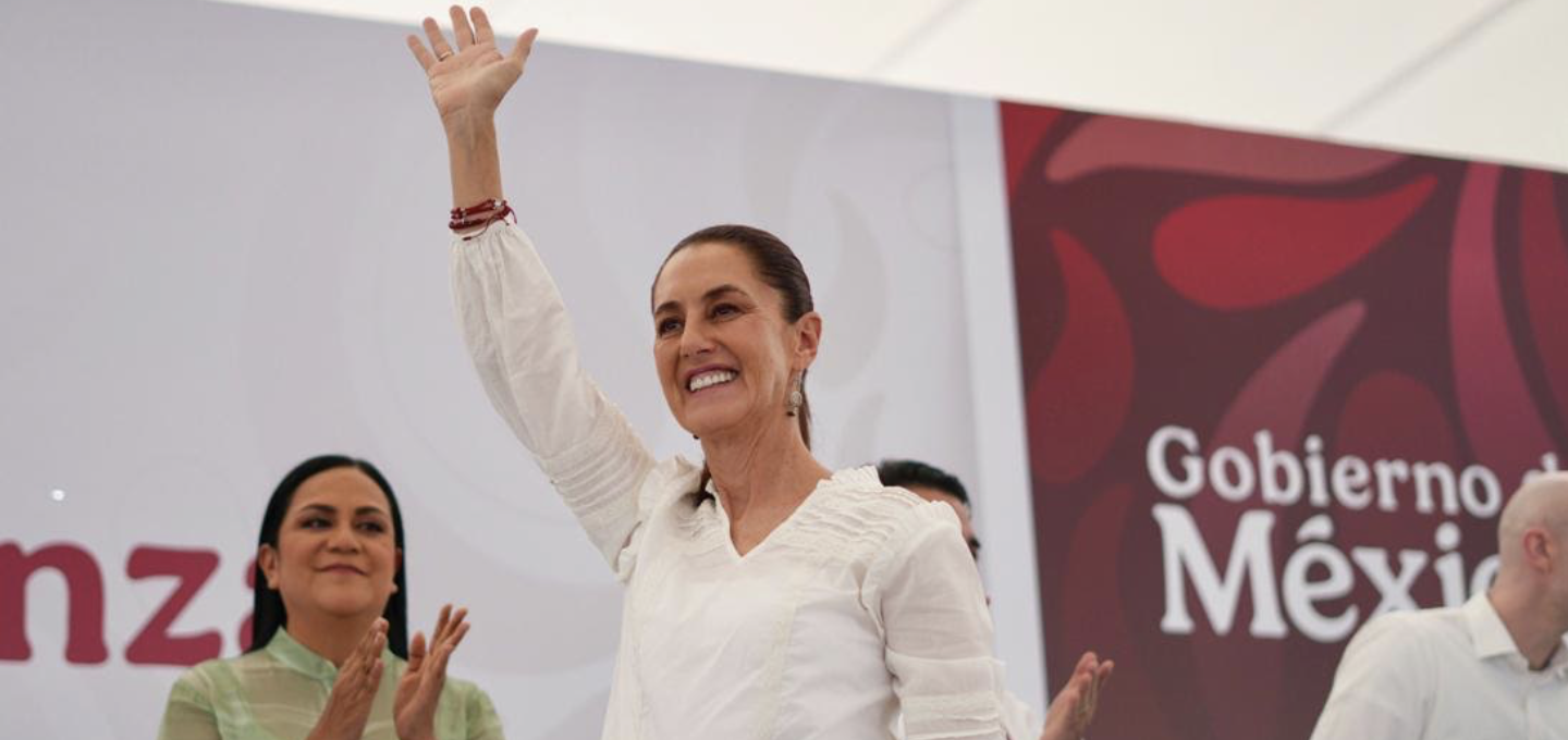 Claudia Sheinbaum saluda en evento en Aguascalientes