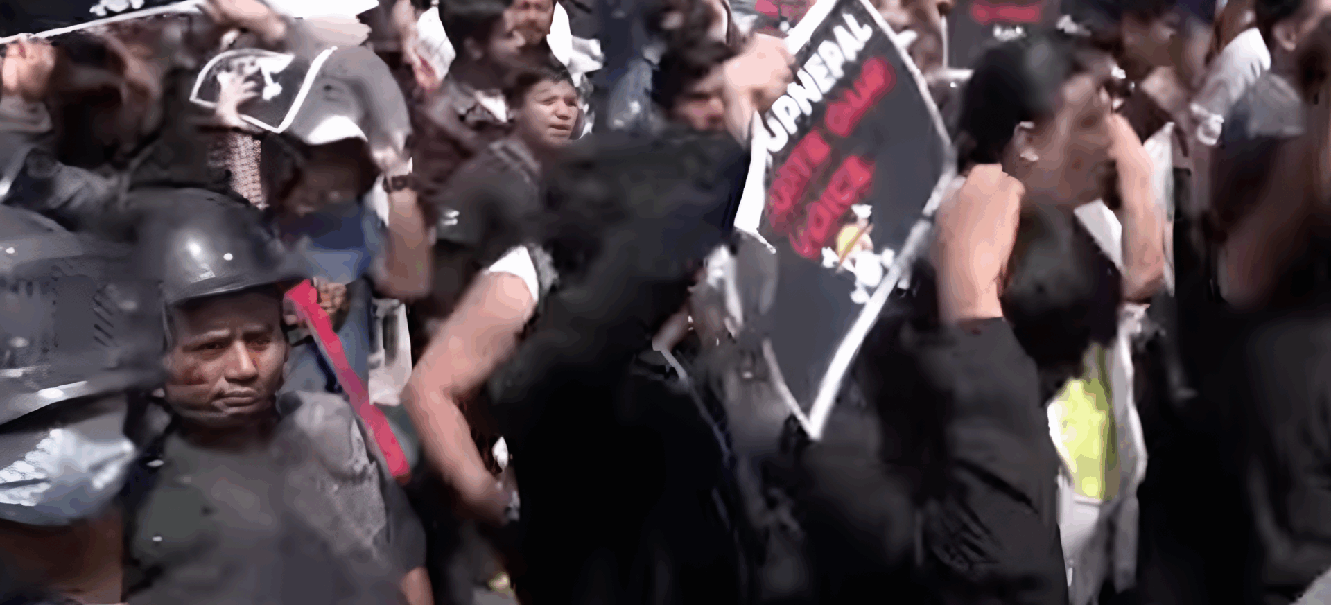 Manifestantes incendian Parlamento de Nepal tras bloqueo de redes sociales