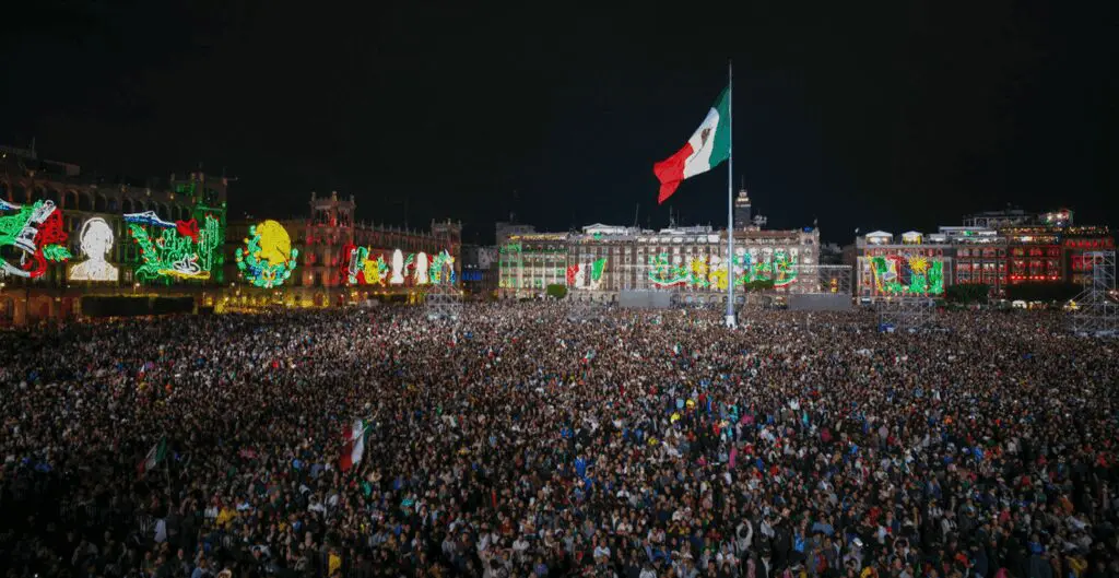 Multitud celebra la Independencia de México en el Zócalo capitalino