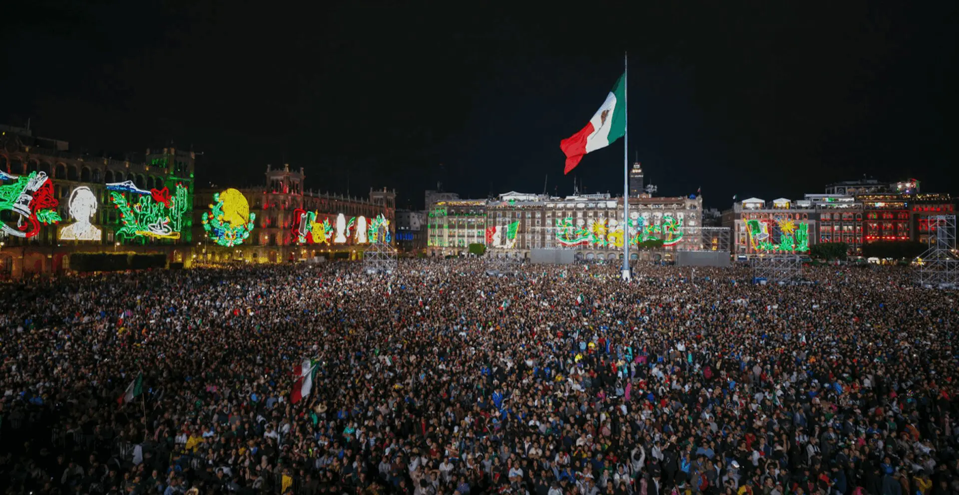 Multitud celebra la Independencia de México en el Zócalo capitalino