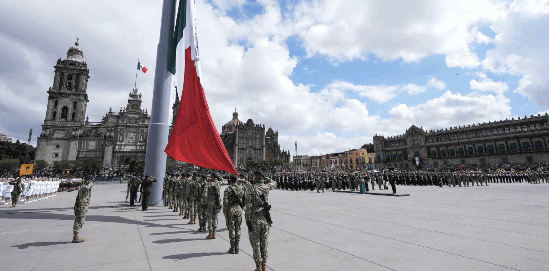 Mujeres lideran desfile militar en Zócalo CDMX