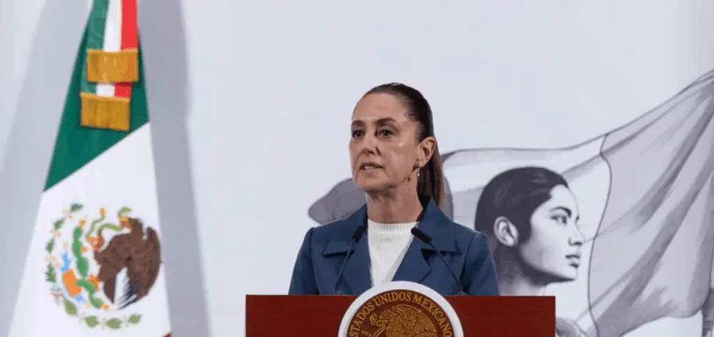 Woman speaking at Mexican presidential podium