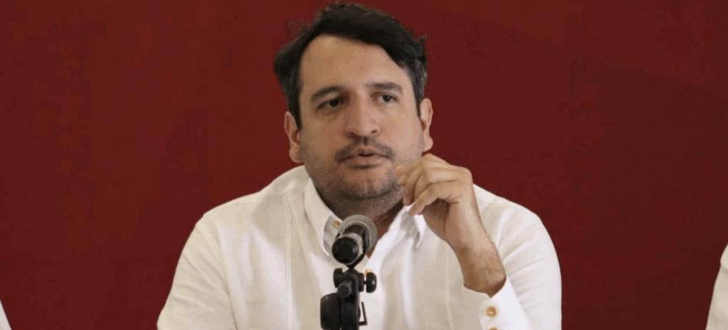 López Beltrán niega amparos y alerta sobre campaña de desprestigio