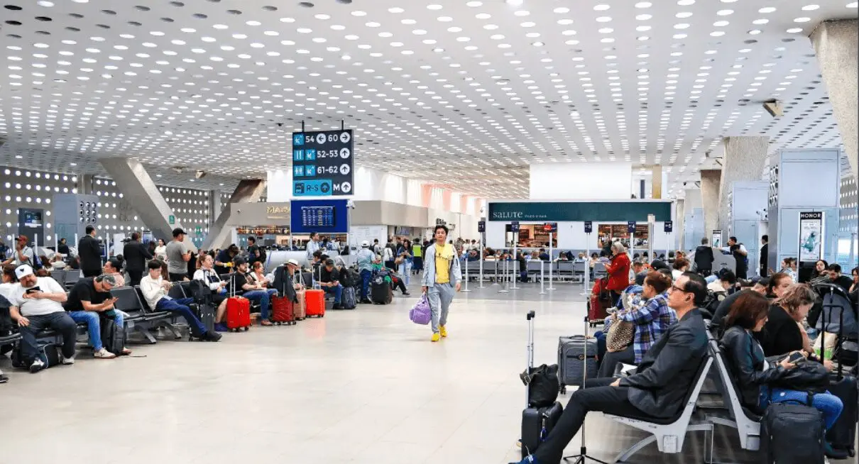 Caída de rayo interrumpe operaciones en el AICM