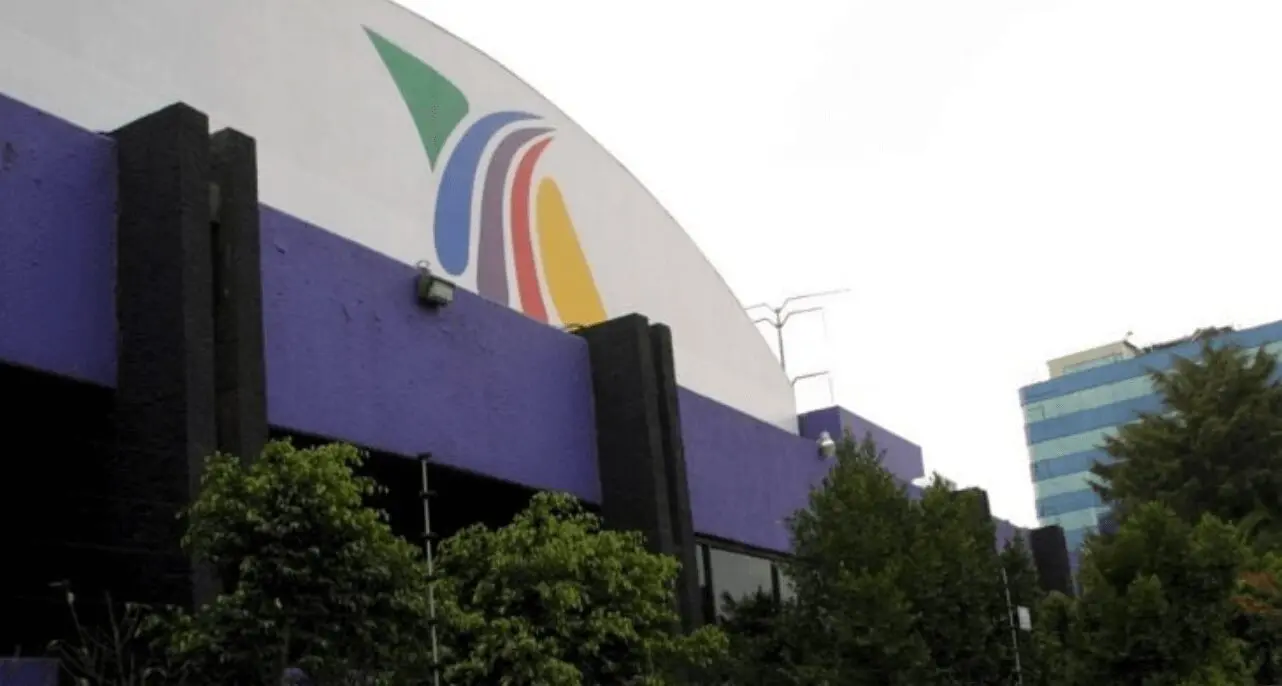 Fachada de Tv Azteca en la capital mexicana en medio de litigio internacional por deuda millonaria