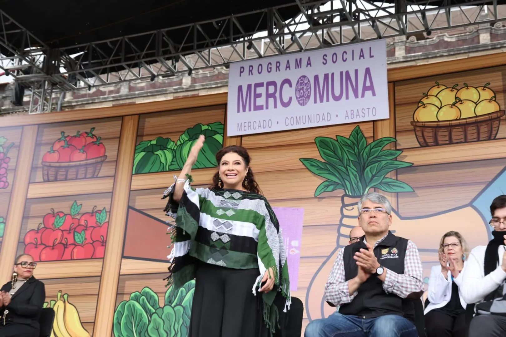 Clara Brugrada celebra la entrega de los primeros vales de Mercomuna
