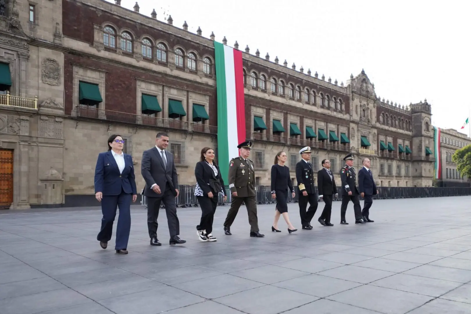 Claudia Sheinbaum iza la bandera de México en honor a la víctimas de los sismos.