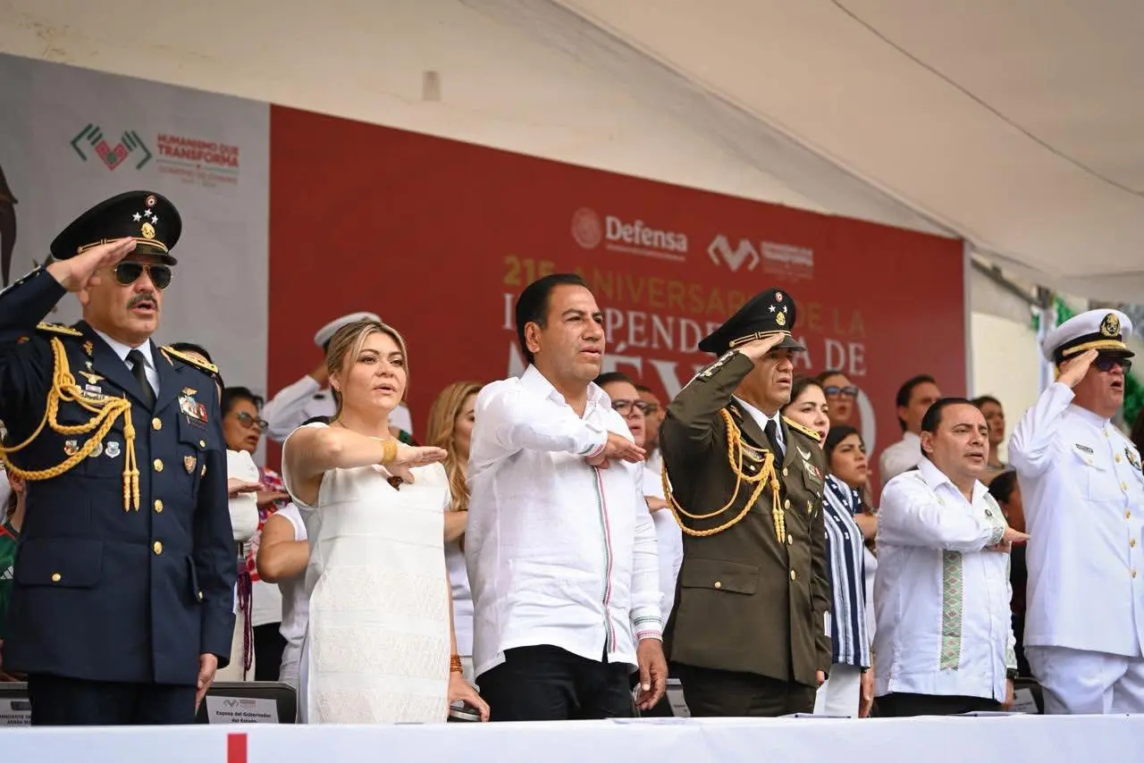 Gobernador de Chiapas preside desfile cívico-militar por el 215 aniversario de la Independencia.