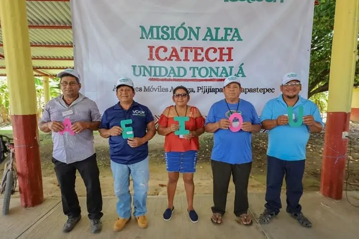 Entrega de constancias de alfabetización del Icatech en Tonalá