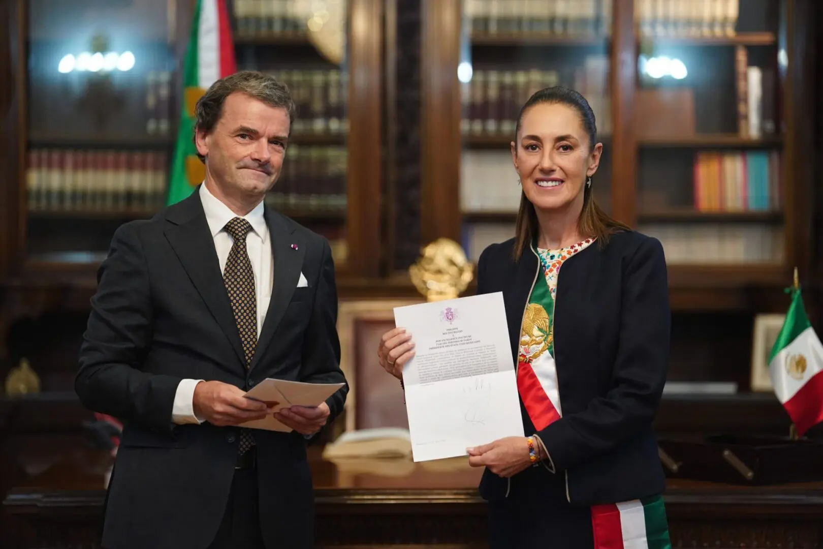 Recibe Sheinbaum cartas credenciales en Palacio Nacional