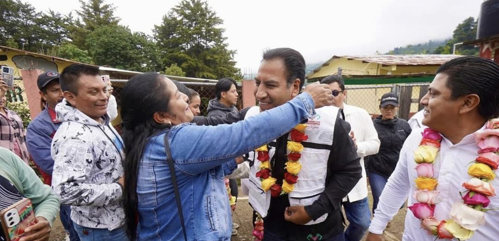 Eduardo Ramírez abraza a una mujer en La Grandeza durante su visita por calles del municipio