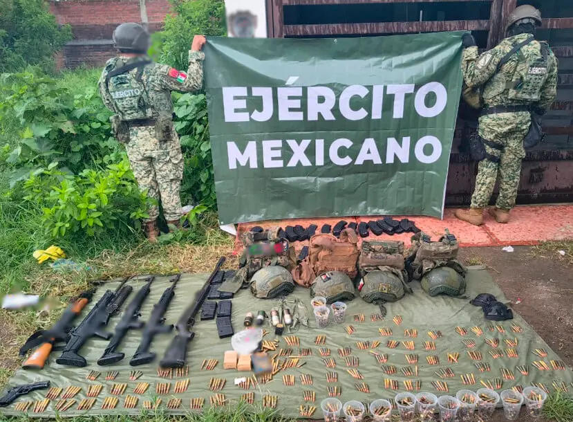 Operativo en seis estados deja decomisos de droga, armas y explosivos.