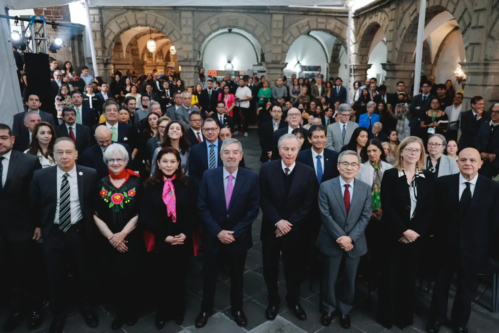 Funcionarios y diplomáticos en la inauguración de la 13ª Feria del Libro de Relaciones Exteriores