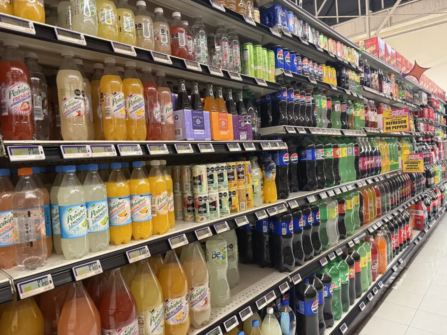 Estante de supermercado con bebidas azucaradas