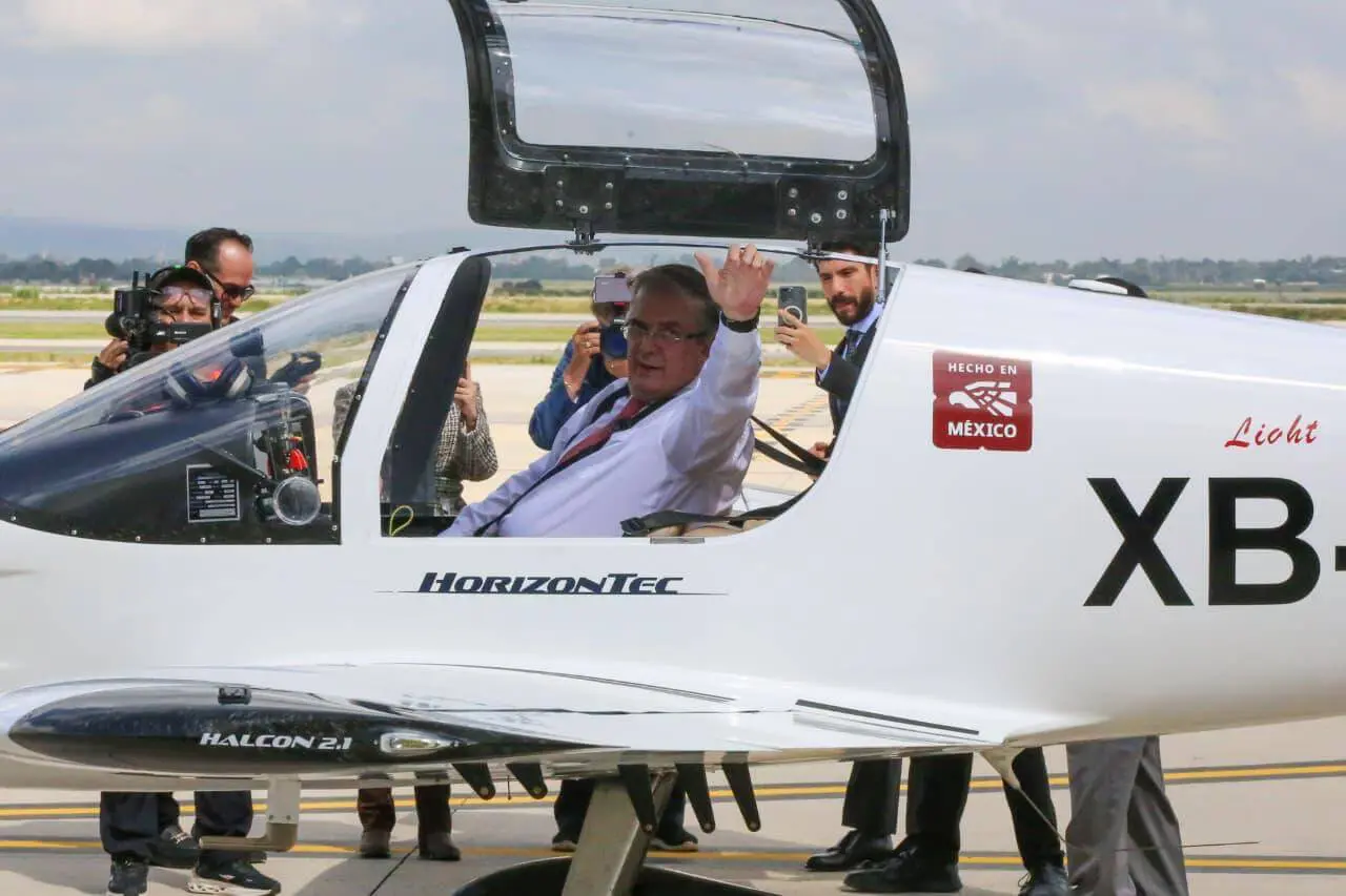 Marcelo Ebrard durante el primer vuelo del Halcón II
