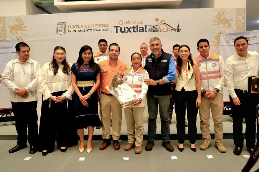 Entrega de uniformes y equipamiento a Protección Civil Tuxtla