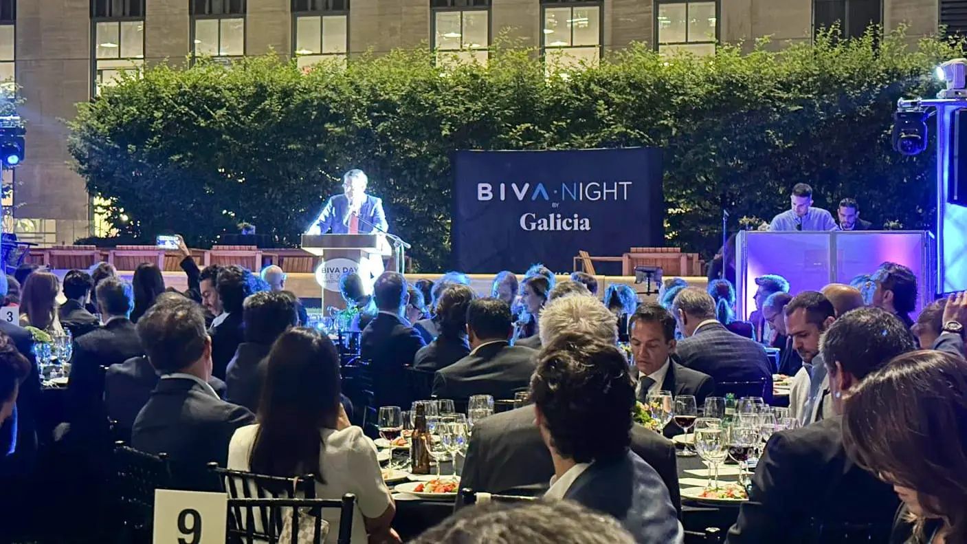 Marcelo Ebrard en la clausura del BIVA Day en Nueva York