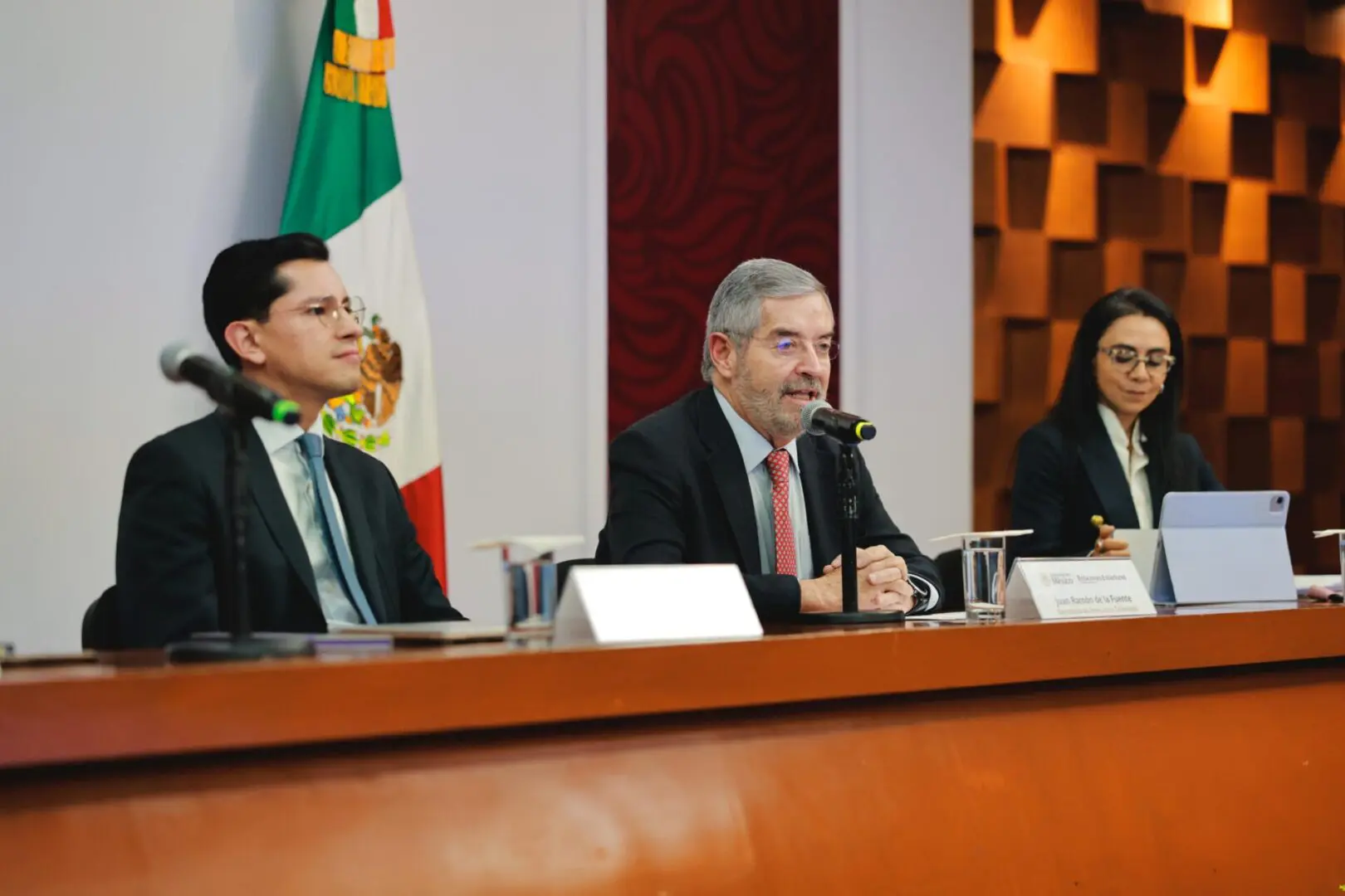 Canciller Juan Ramón de la Fuente en conferencia sobre protección a mexicanos en Estados Unidos.