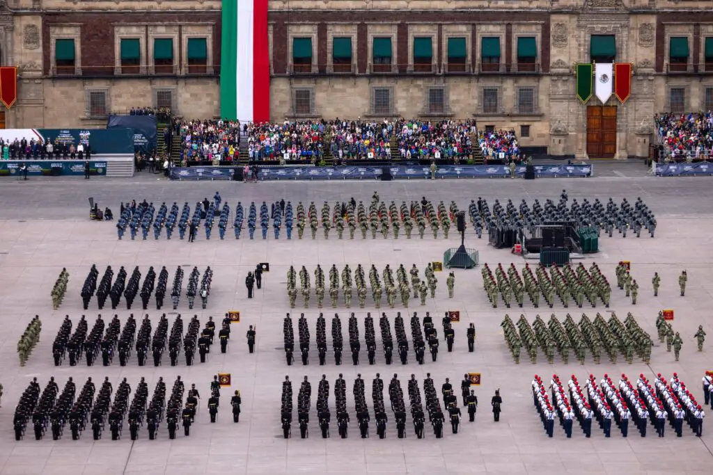 Celebran unidad y soberanía en desfile cívico-militar histórico