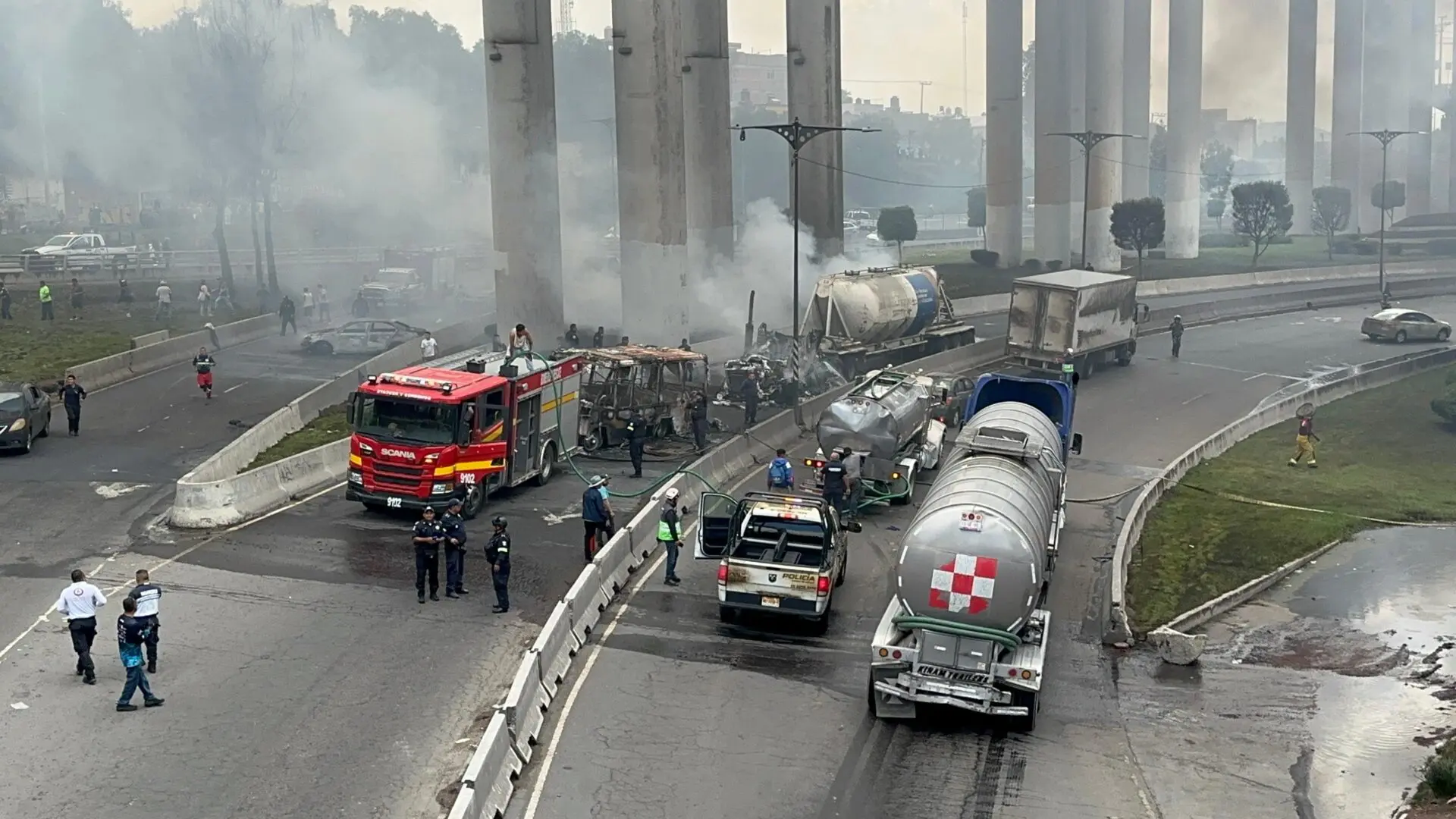 Explosión de pipa en Iztapalapa deja tres muertos y 70 heridos