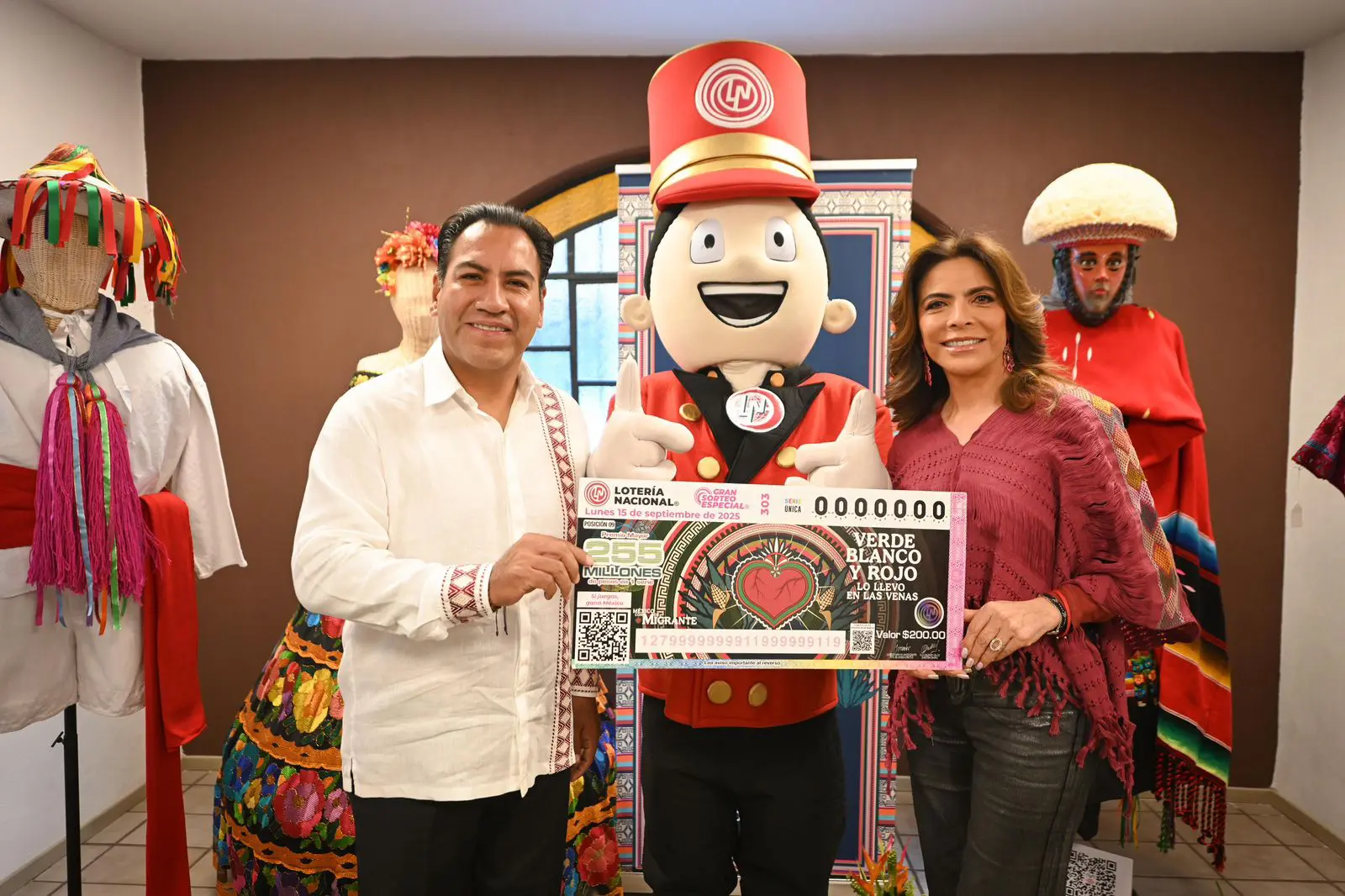 Eduardo Ramírez y Olivia Salomón presentan el Gran Sorteo Especial México con M de migrante