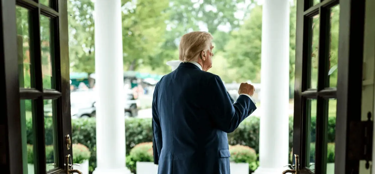 Donald Trump durante una conferencia en Washington relacionada con Medio Oriente