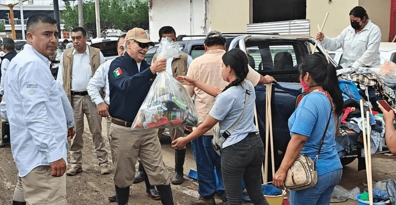 Director de Pemex entrega ayuda humanitaria a familias afectadas en Poza Rica, Veracruz