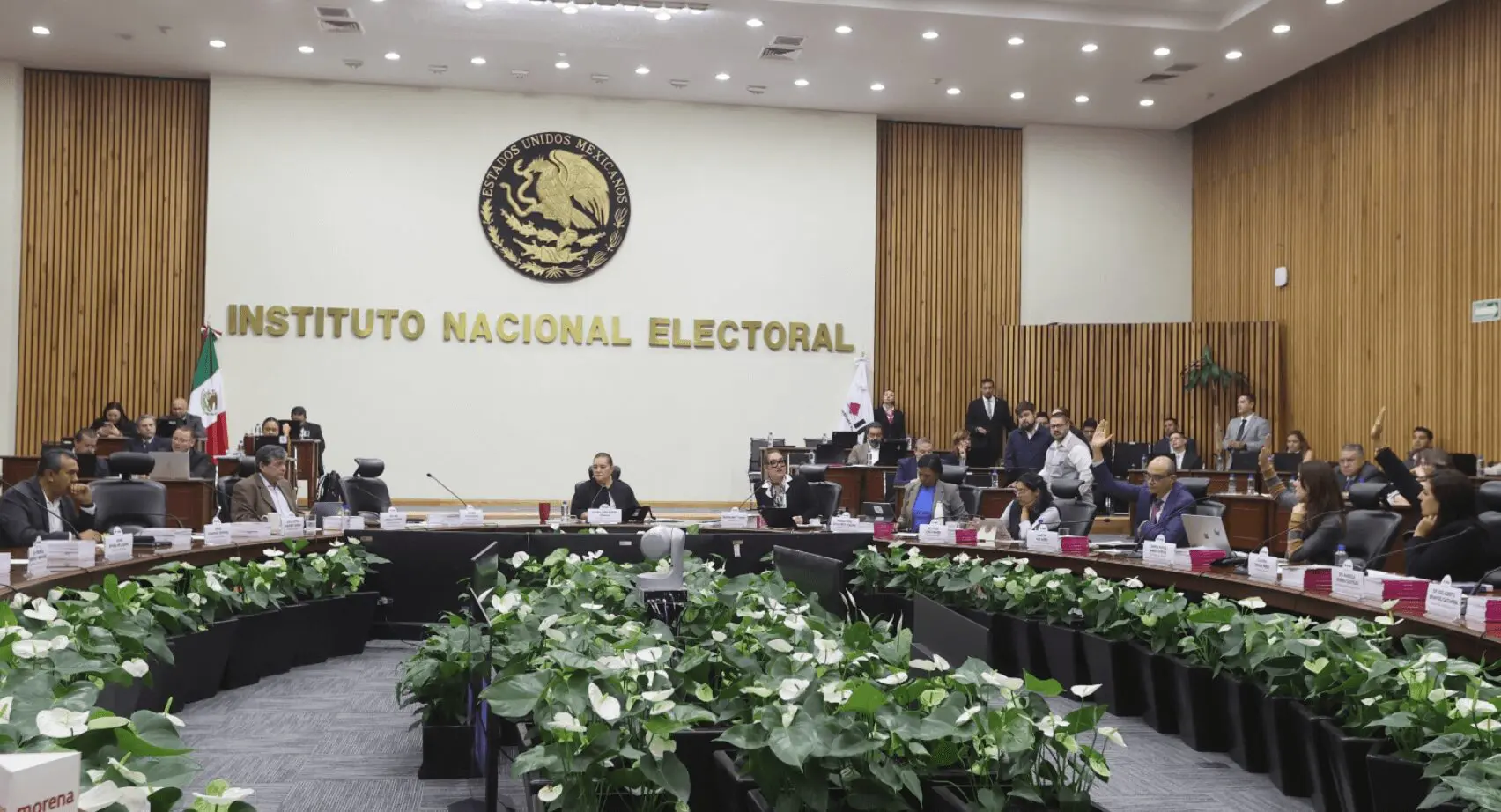 Consejeros del INE en sesión durante el debate sobre el estudio de filiación partidista en la elección judicial.